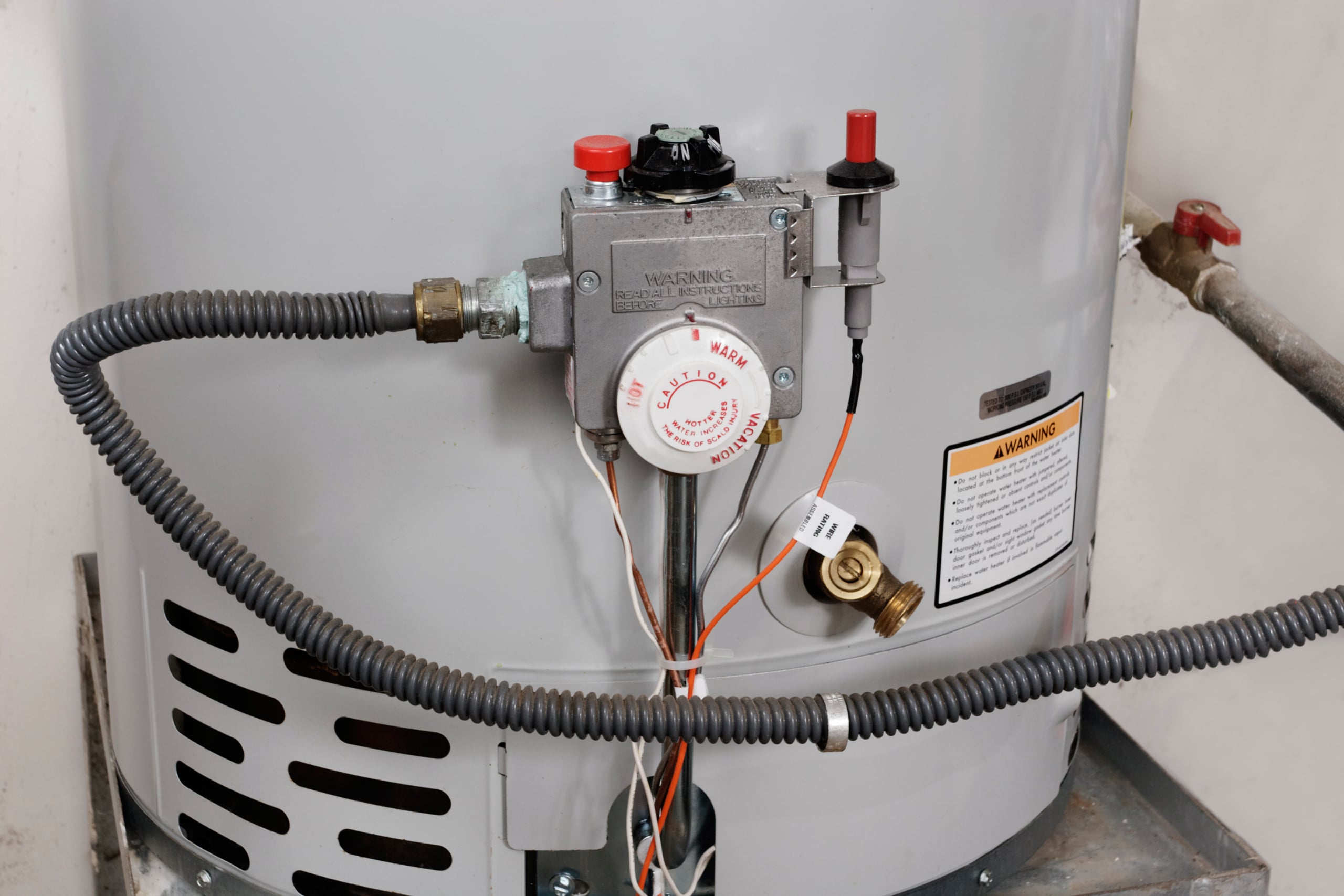 ●  	Traditional Tank Water Heater vs Modern Tankless